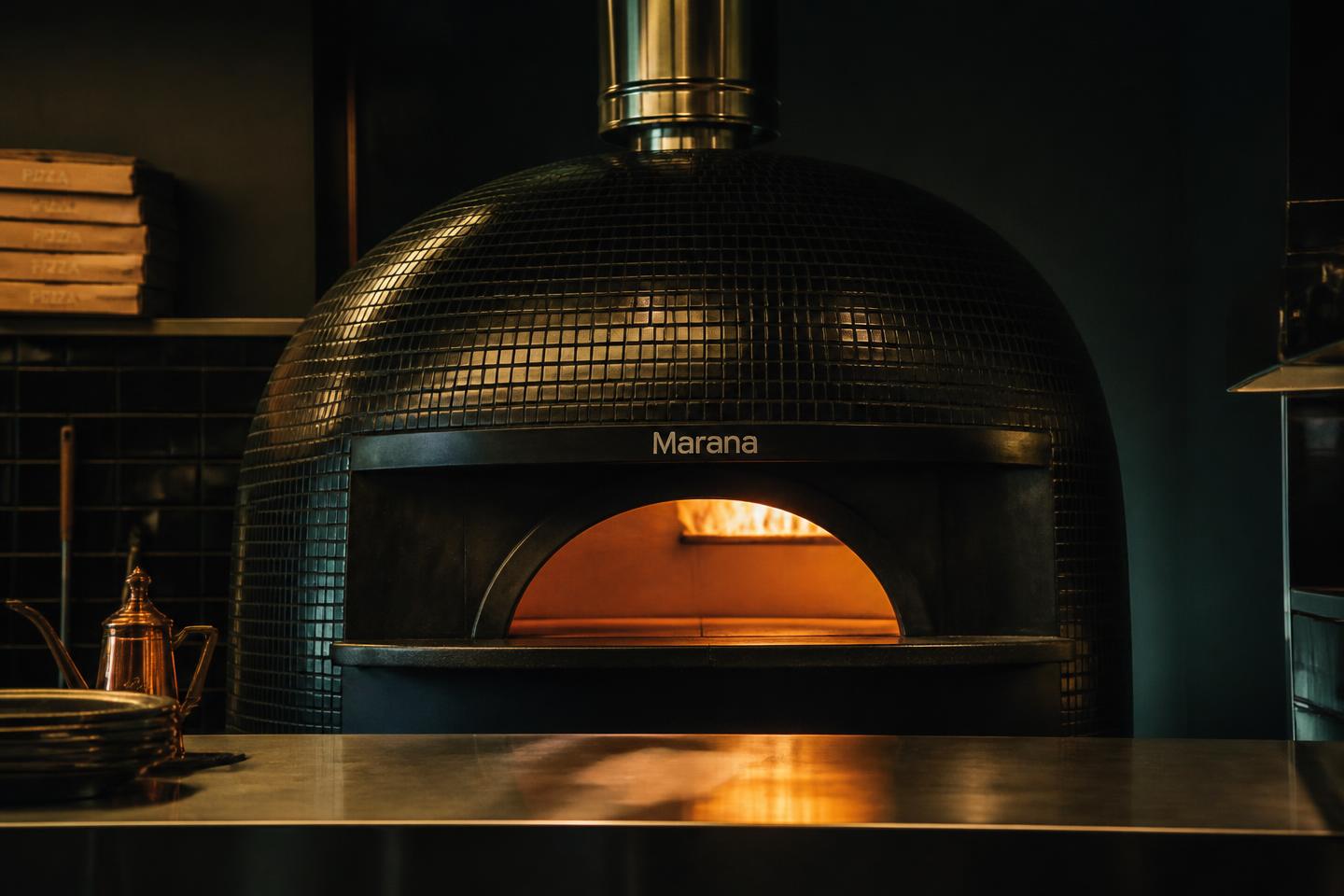 Forno profissional aceso em uma cozinha contemporânea