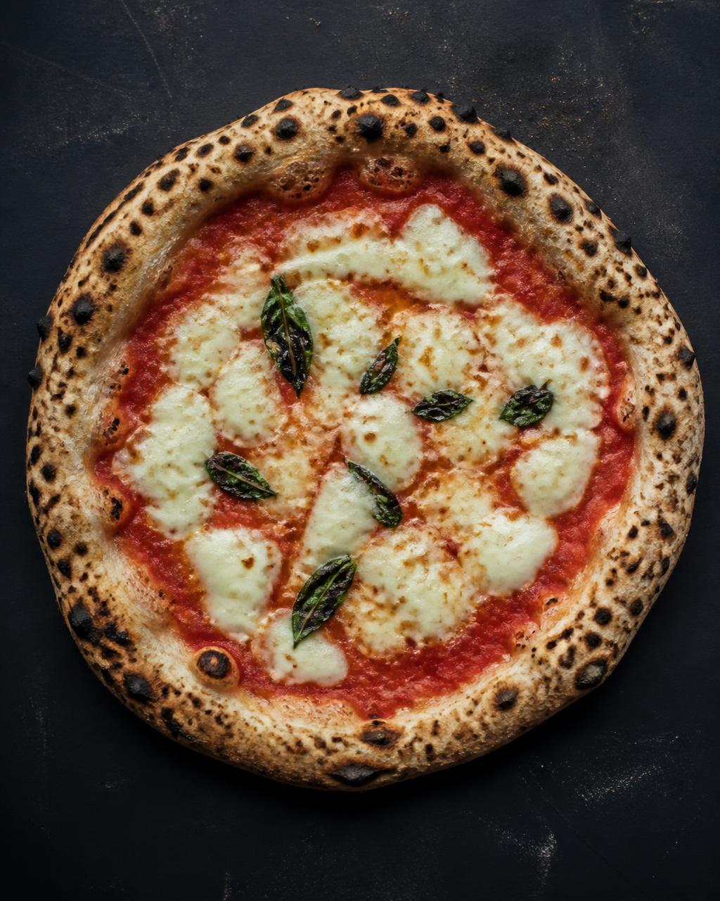 Pizza napolitana com cornicione alveolado e manchas de forno